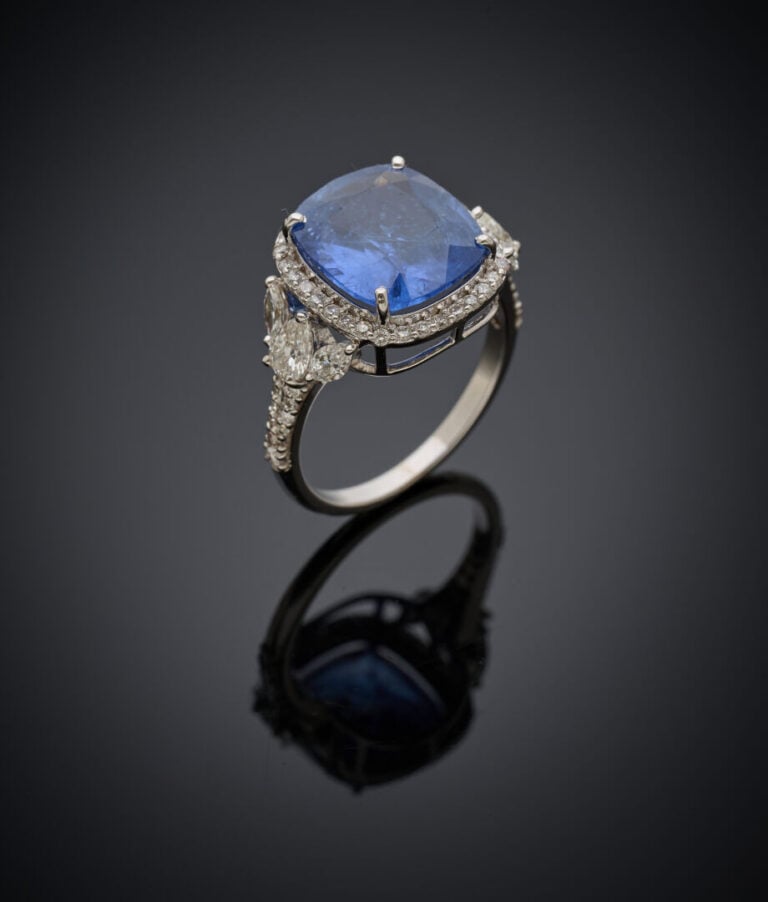 BAGUE en or gris (585‰) 14 carats, ajouré, serti d'un saphir taille coussin pes…