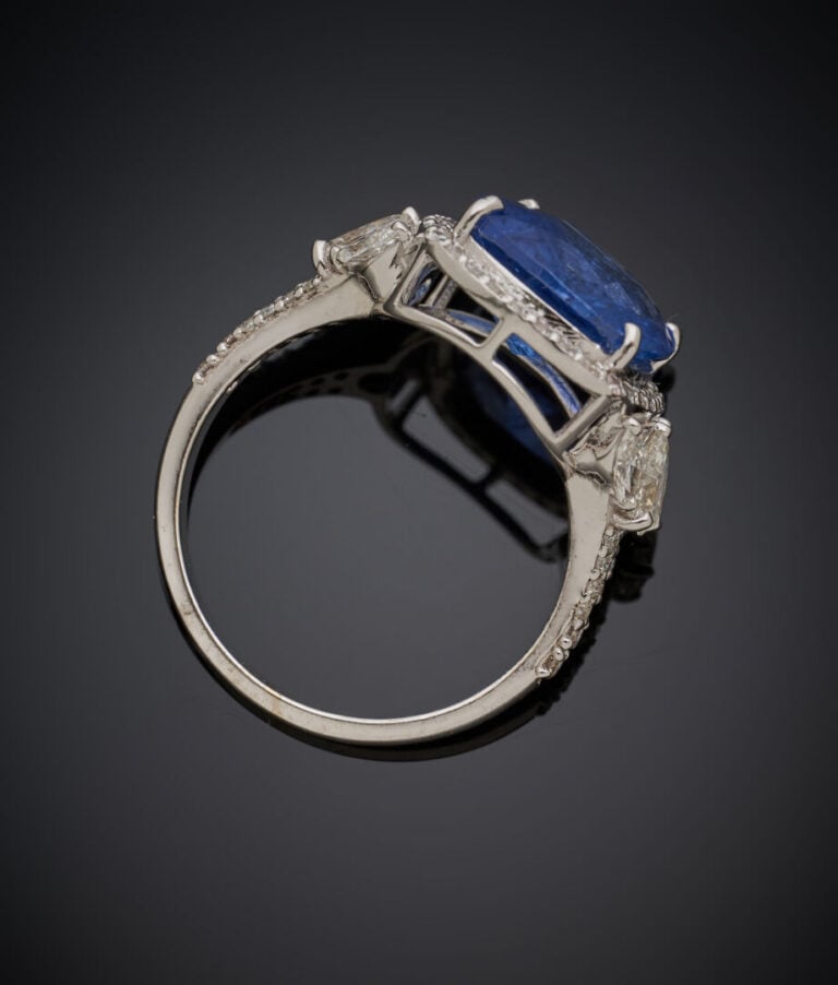 BAGUE en or gris (585‰) 14 carats, ajouré, serti d'un saphir taille coussin pes…