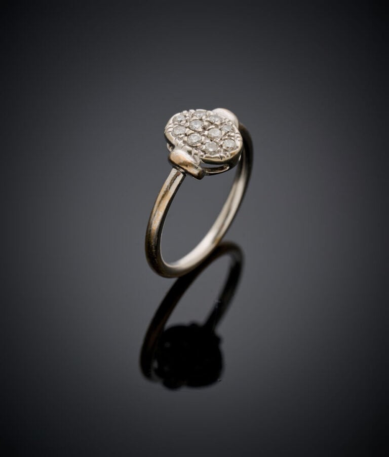 BAGUE en or gris (750‰) à motif ovale pavé de diamants taille brillant. - Doigt…