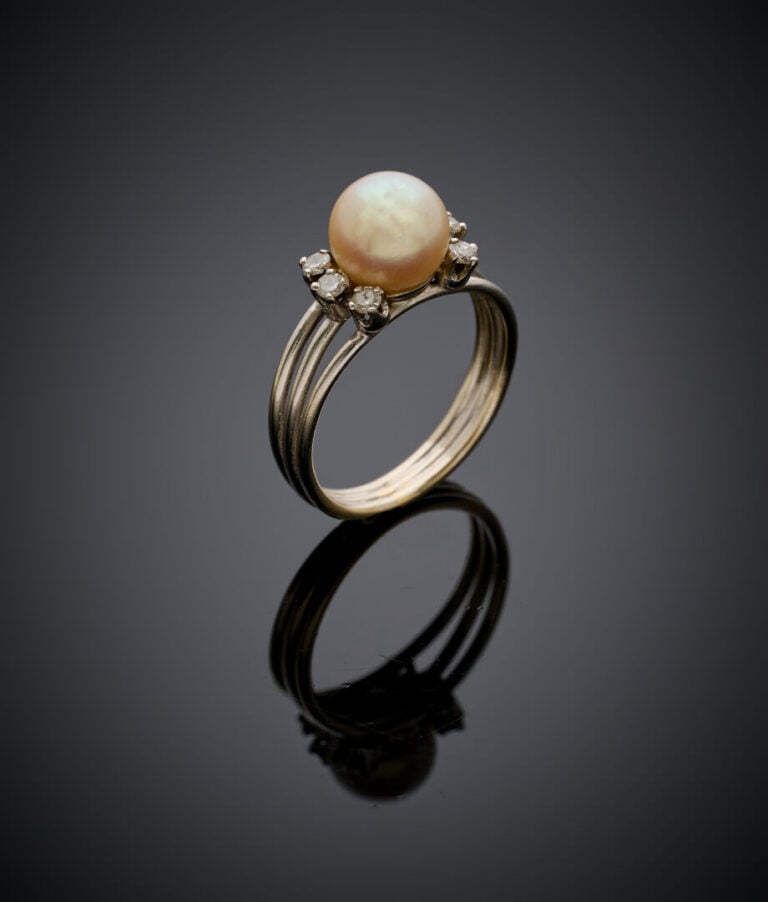 BAGUE en or gris (750‰) ajouré, orné d'une perle de culture de couleur crème, é…