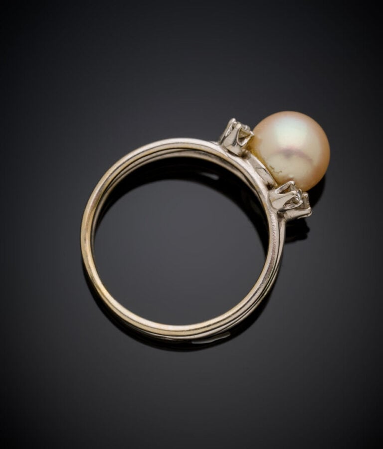 BAGUE en or gris (750‰) ajouré, orné d'une perle de culture de couleur crème, é…