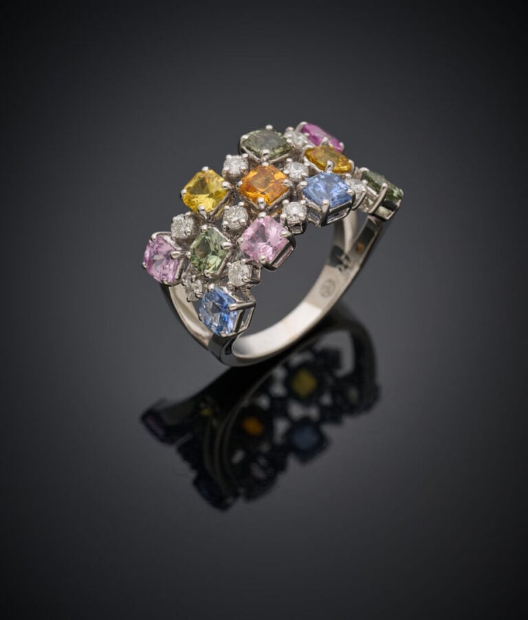 BAGUE en or gris (750‰) ajouré, serti de pierres précieuses multicolores, ponct…