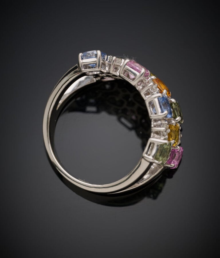 BAGUE en or gris (750‰) ajouré, serti de pierres précieuses multicolores, ponct…
