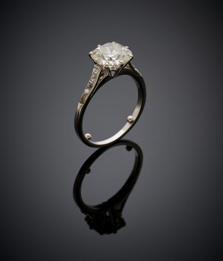 BAGUE en or gris (750‰) serti d'un diamant taille ancienne de forme coussin pes…