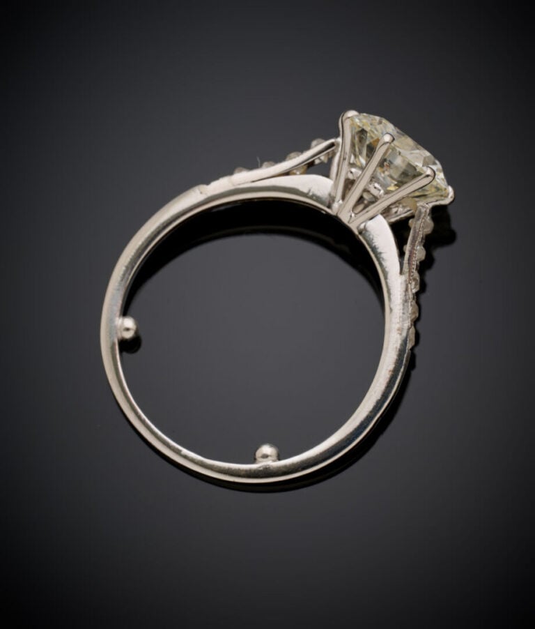 BAGUE en or gris (750‰) serti d'un diamant taille ancienne de forme coussin pes…
