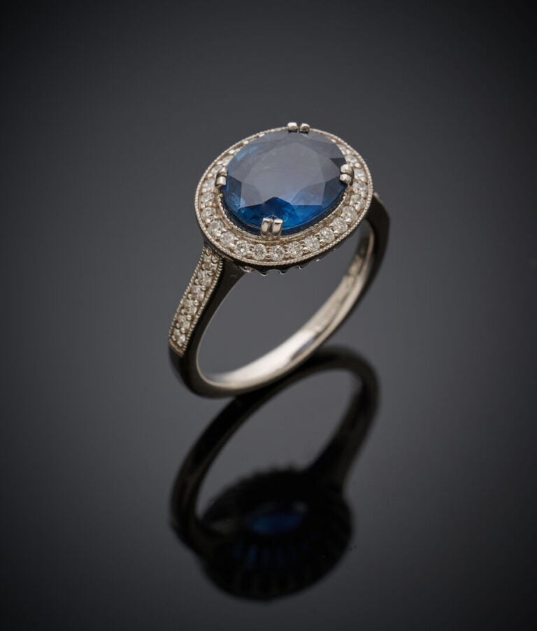 BAGUE en or gris (750‰) serti d'un saphir ovale pesant 2,7 carats env., entouré…