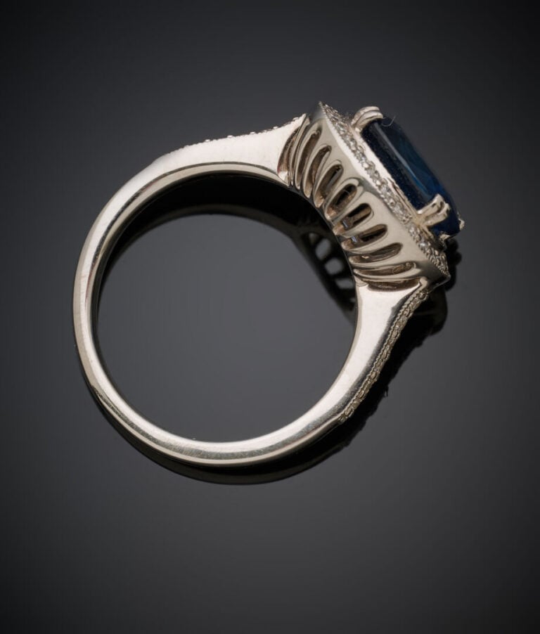 BAGUE en or gris (750‰) serti d'un saphir ovale pesant 2,7 carats env., entouré…