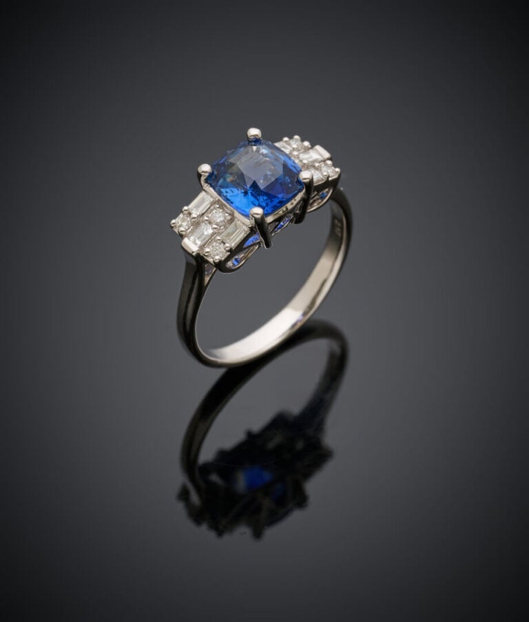 BAGUE en or gris (750‰) serti d'un saphir pesant 2,17 carats taille coussin, ép…