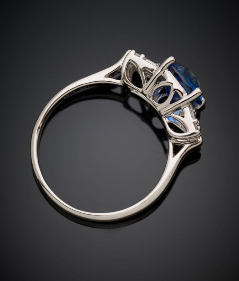BAGUE en or gris (750‰) serti d'un saphir pesant 2,17 carats taille coussin, ép…