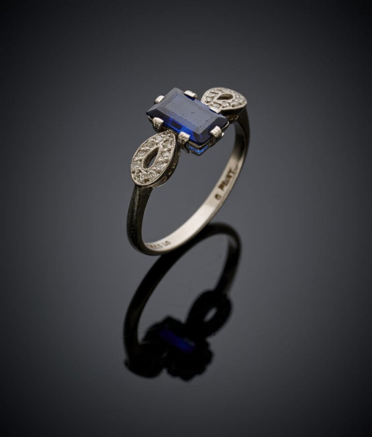 BAGUE en or gris (750‰) serti d'un saphir rectangulaire, épaulé de diamants tai…