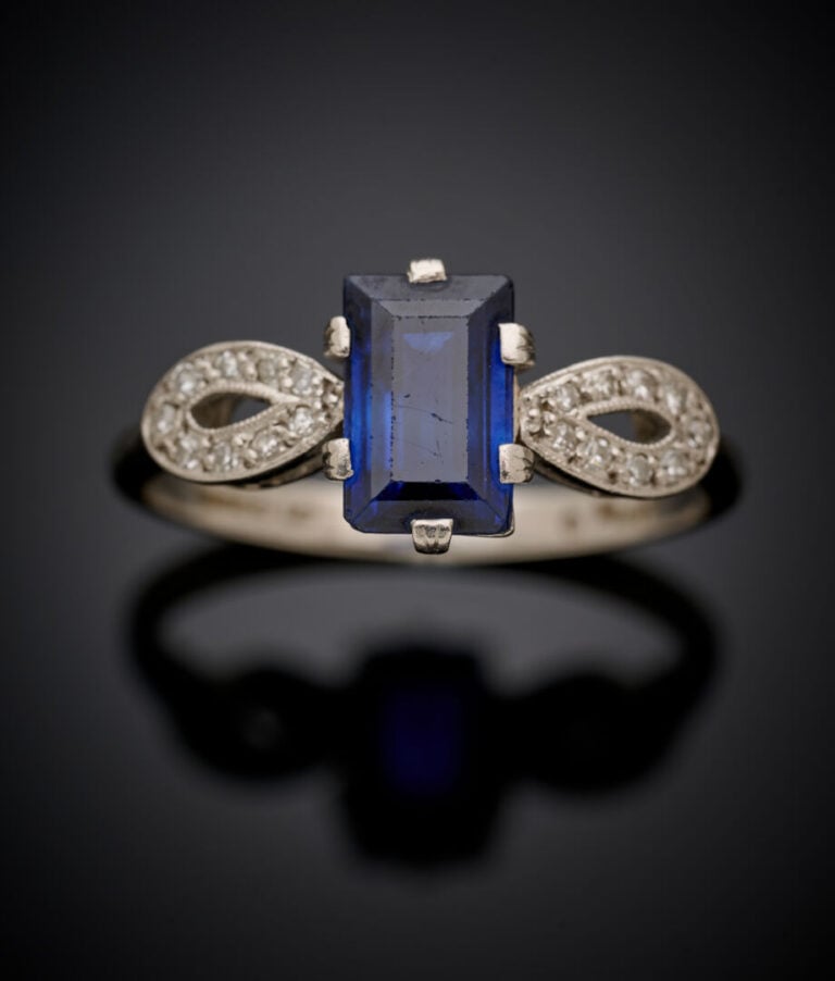BAGUE en or gris (750‰) serti d'un saphir rectangulaire, épaulé de diamants tai…
