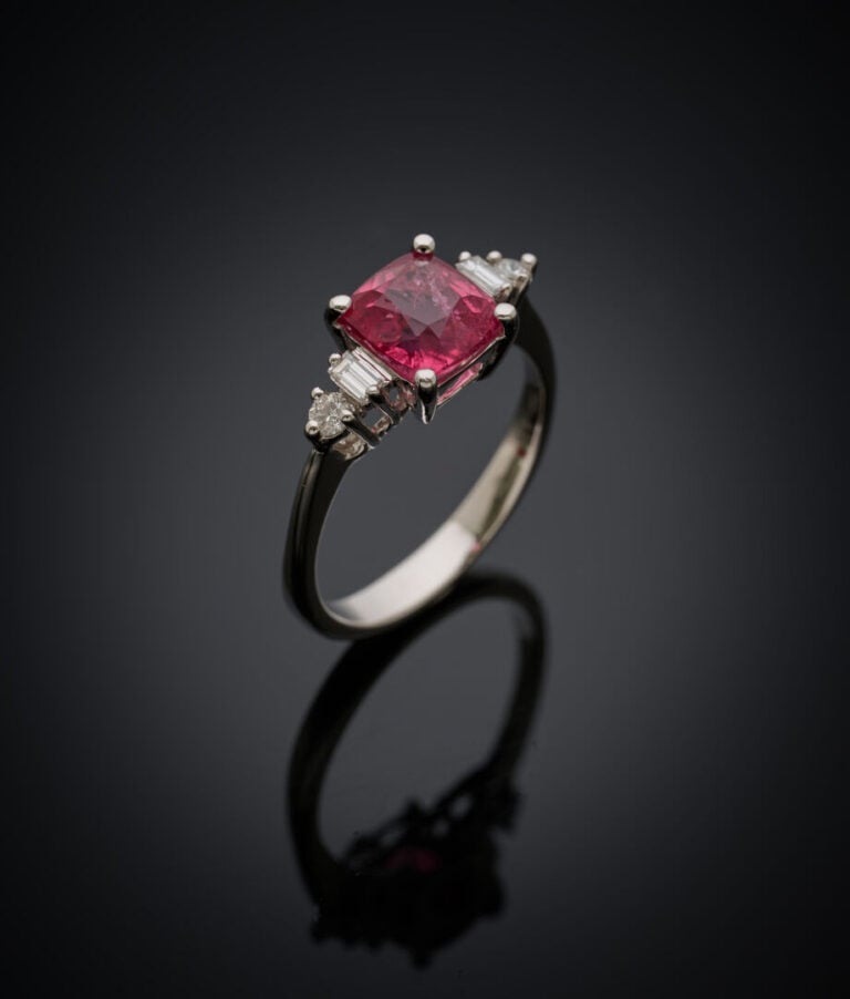 BAGUE en or gris (750‰) serti d'un spinelle rose-orangé pesant 2,13 carats, de…