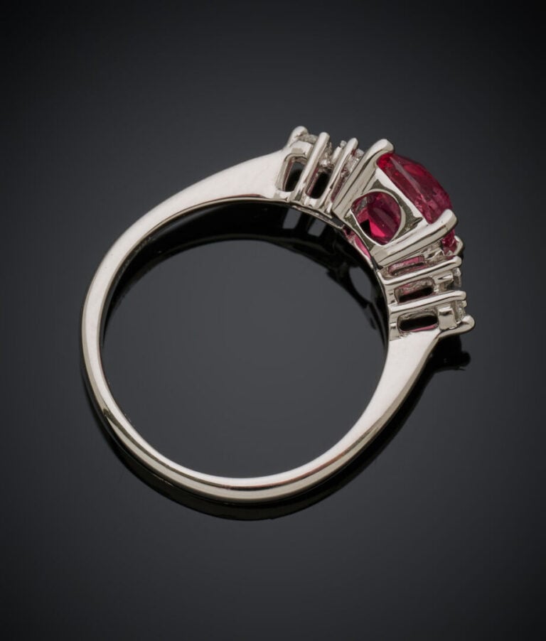 BAGUE en or gris (750‰) serti d'un spinelle rose-orangé pesant 2,13 carats, de…
