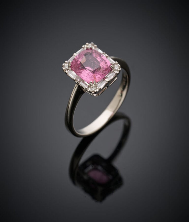 BAGUE en or gris (750‰) serti d'un spinelle rose pesant 2,17 carats taille cous…