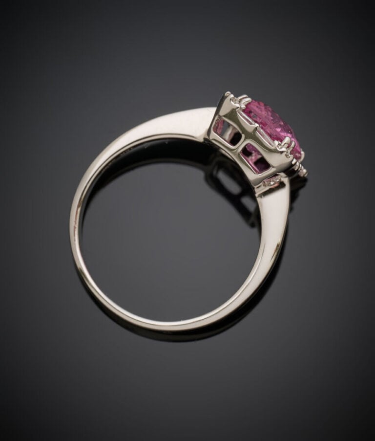 BAGUE en or gris (750‰) serti d'un spinelle rose pesant 2,17 carats taille cous…