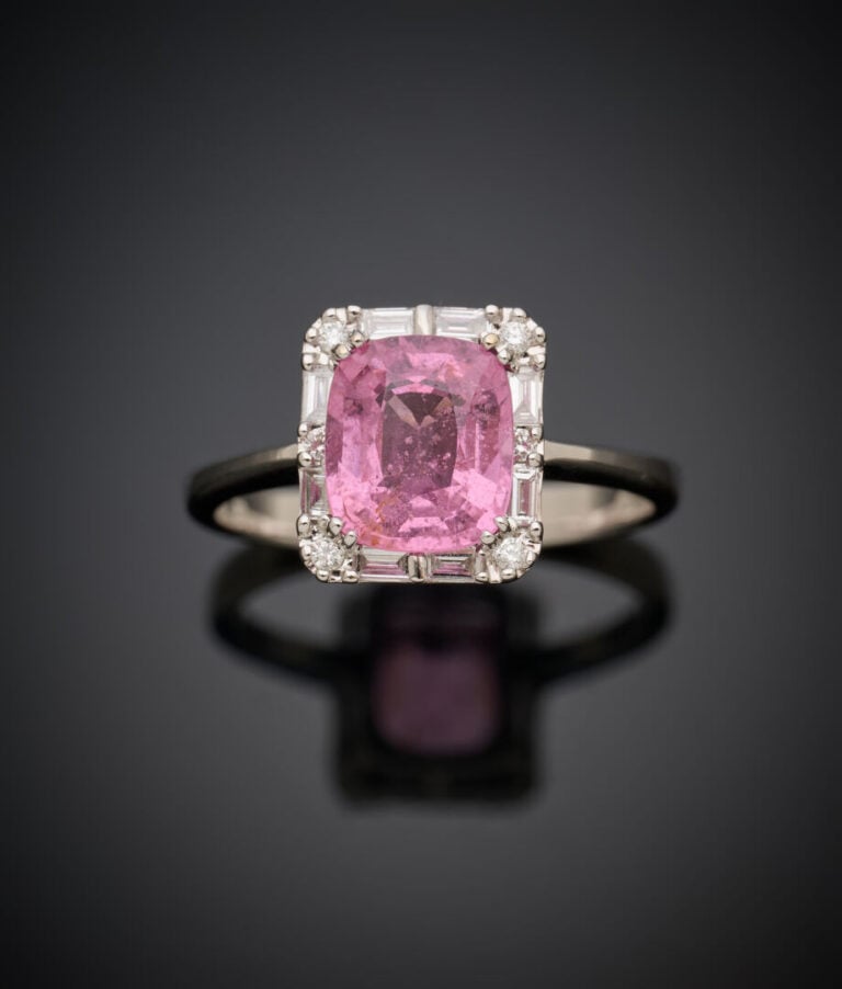 BAGUE en or gris (750‰) serti d'un spinelle rose pesant 2,17 carats taille cous…