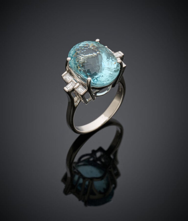 BAGUE en or gris (750‰) serti d'une aigue-marine de forme ovale, épaulée de dia…