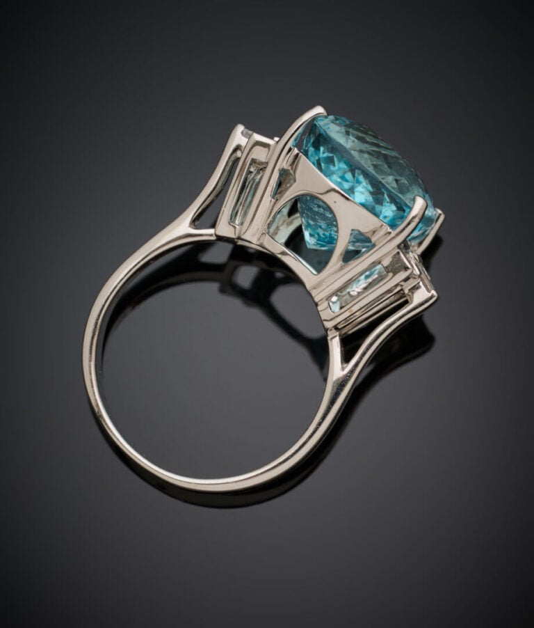 BAGUE en or gris (750‰) serti d'une aigue-marine de forme ovale, épaulée de dia…