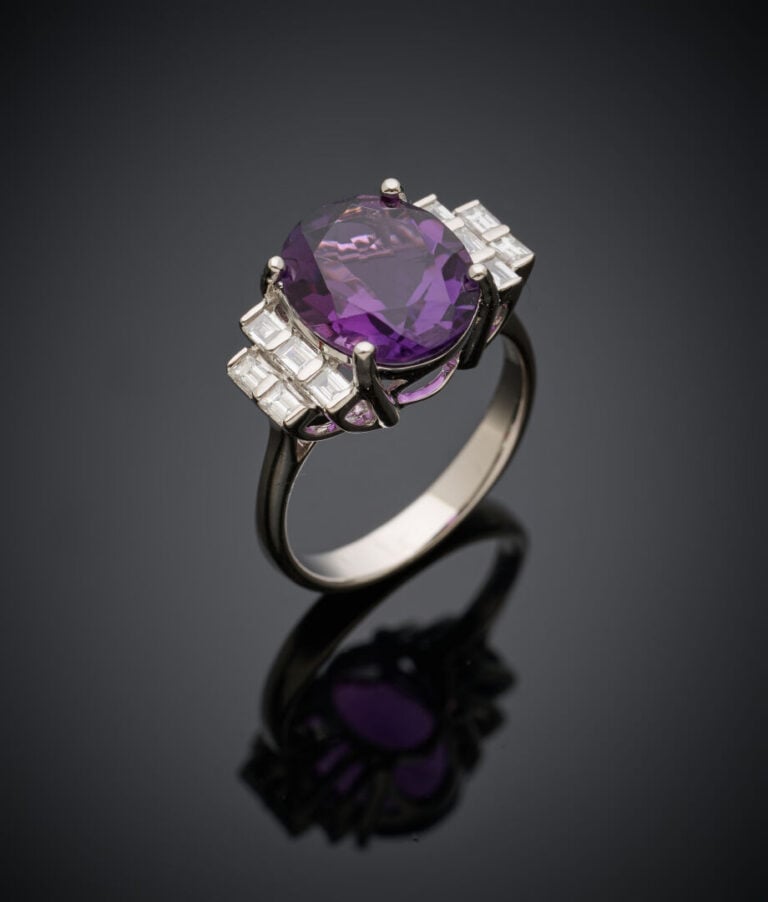 BAGUE en or gris (750‰) serti d'une améthyste de forme ovale épaulée de diamant…