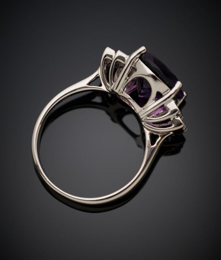 BAGUE en or gris (750‰) serti d'une améthyste de forme ovale épaulée de diamant…