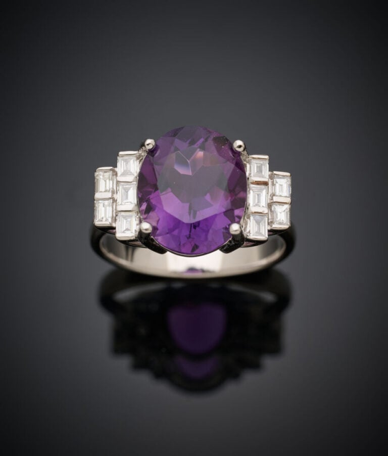 BAGUE en or gris (750‰) serti d'une améthyste de forme ovale épaulée de diamant…