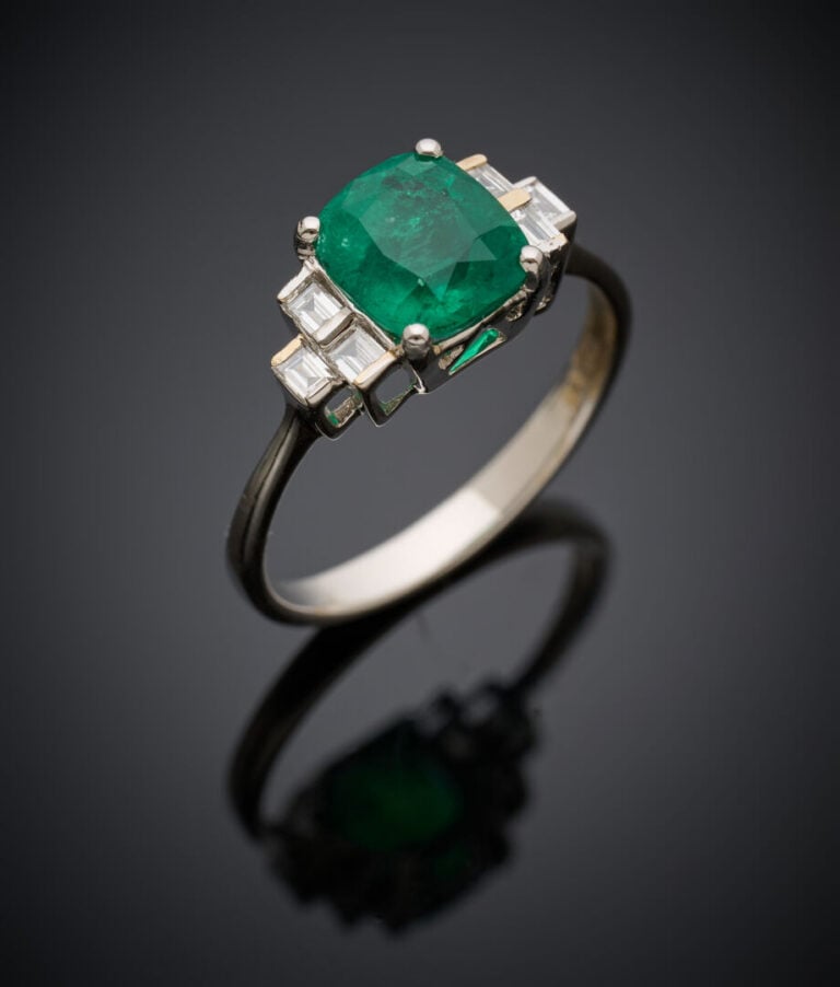 BAGUE en or gris (750‰) serti d'une émeraude taille coussin, épaulée de diamant…