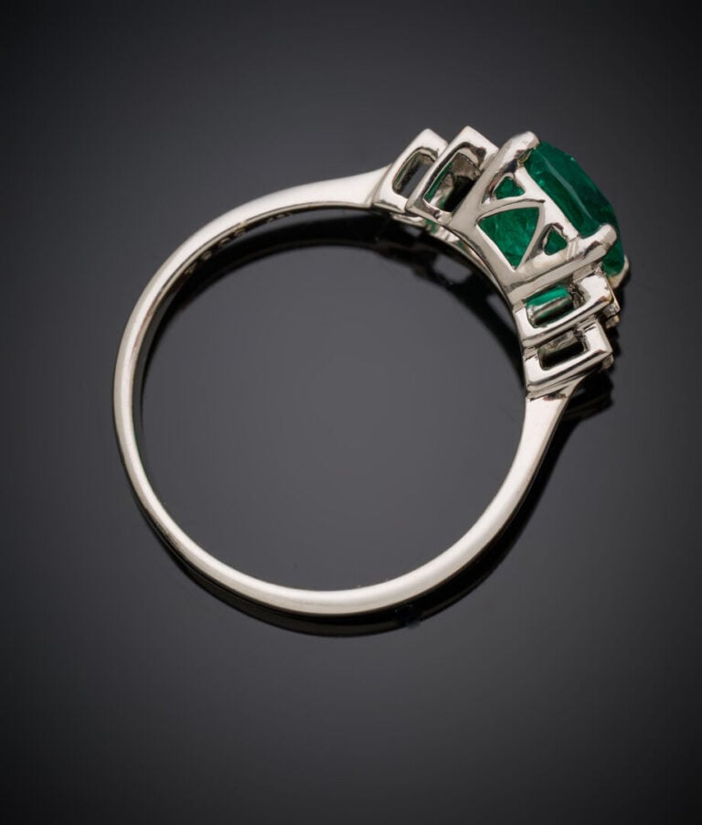 BAGUE en or gris (750‰) serti d'une émeraude taille coussin, épaulée de diamant…