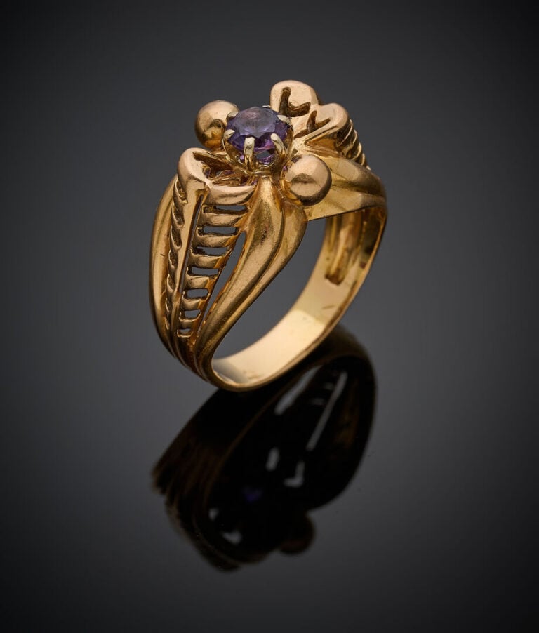 BAGUE en or jaune (750‰) ajouré, serti d'une pierre violette de remplacement. -…
