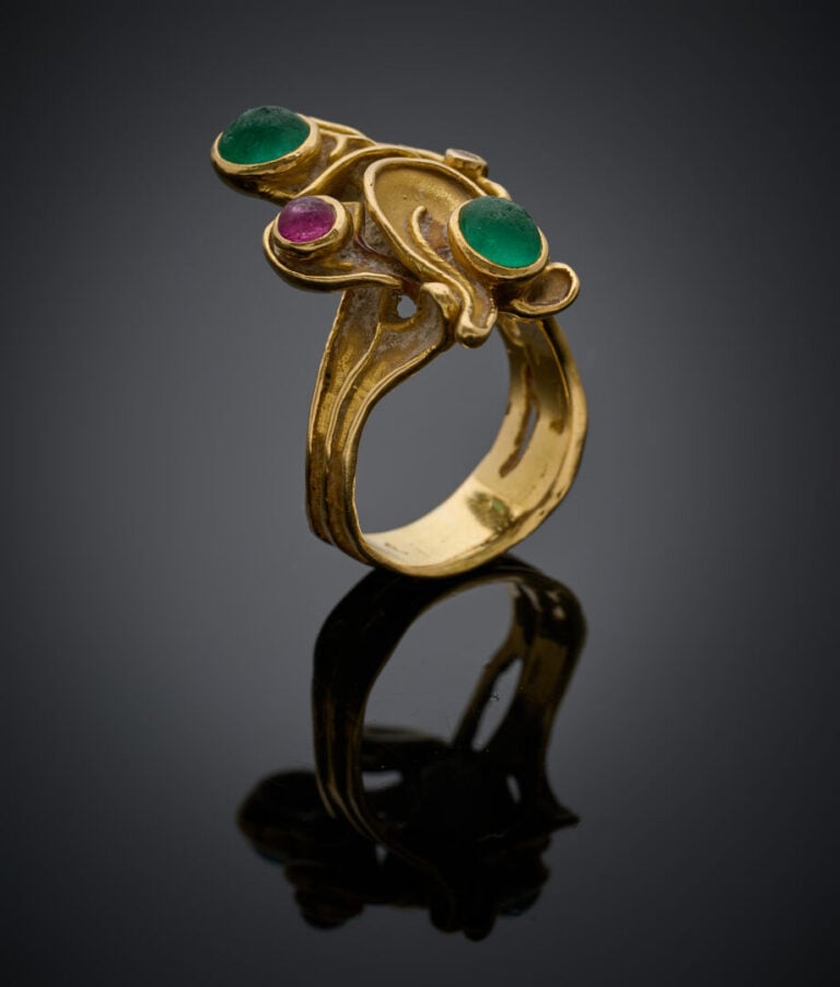 BAGUE en or jaune (750‰) ciselé et ajouré, serti d'un diamant taille brillant,…