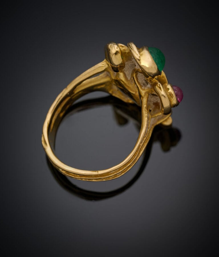 BAGUE en or jaune (750‰) ciselé et ajouré, serti d'un diamant taille brillant,…