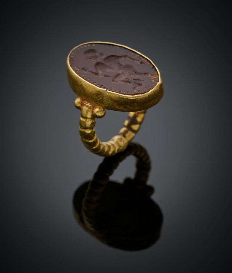 BAGUE en or jaune (750‰) ciselé, orné d'une intaille ovale sur cornaline figura…