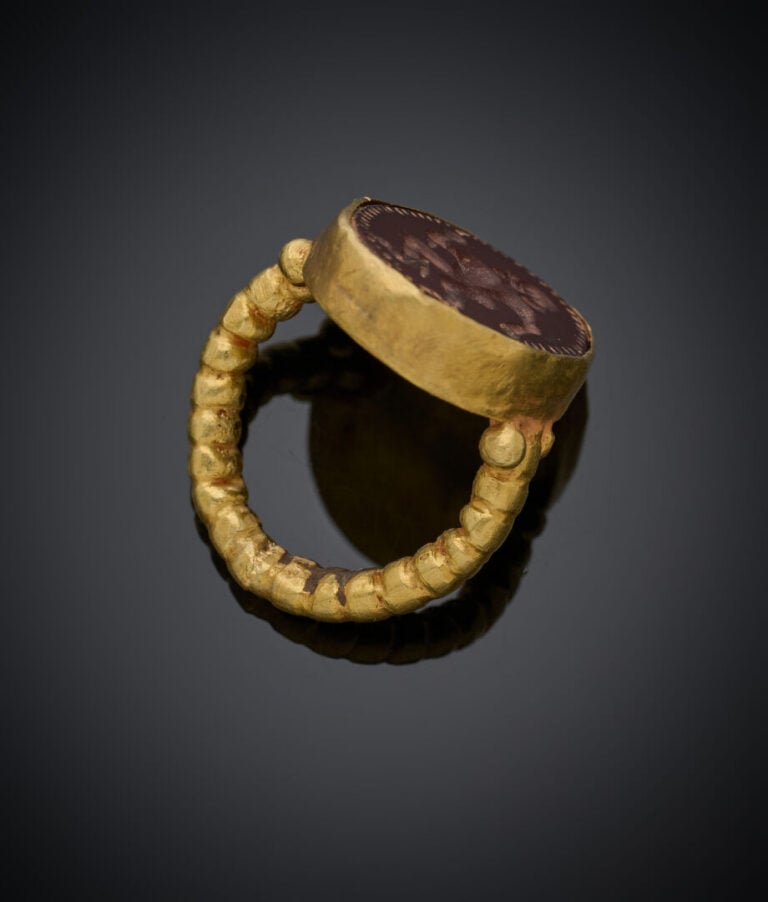 BAGUE en or jaune (750‰) ciselé, orné d'une intaille ovale sur cornaline figura…