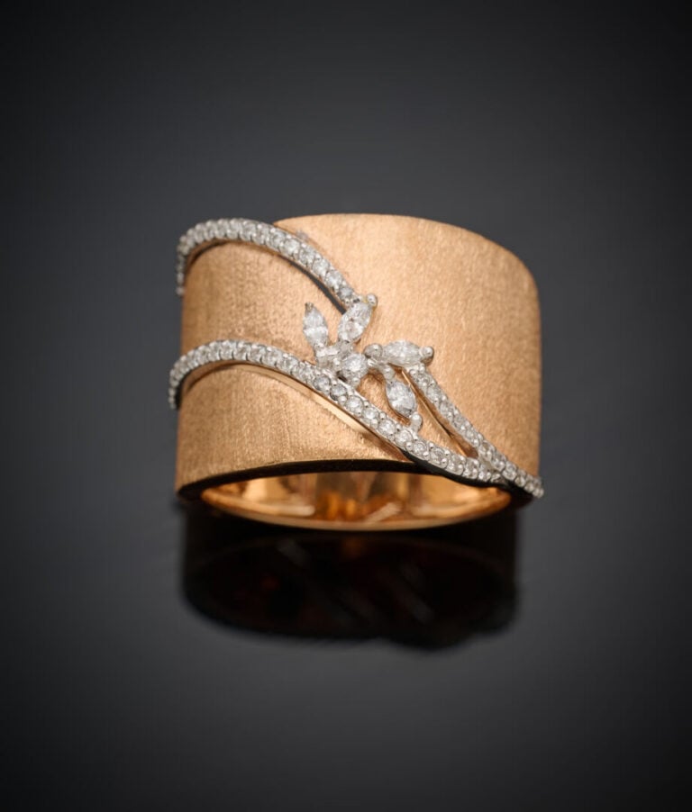 BAGUE en or jaune (750‰) ciselé, orné d'une intaille ovale sur cornaline figura…