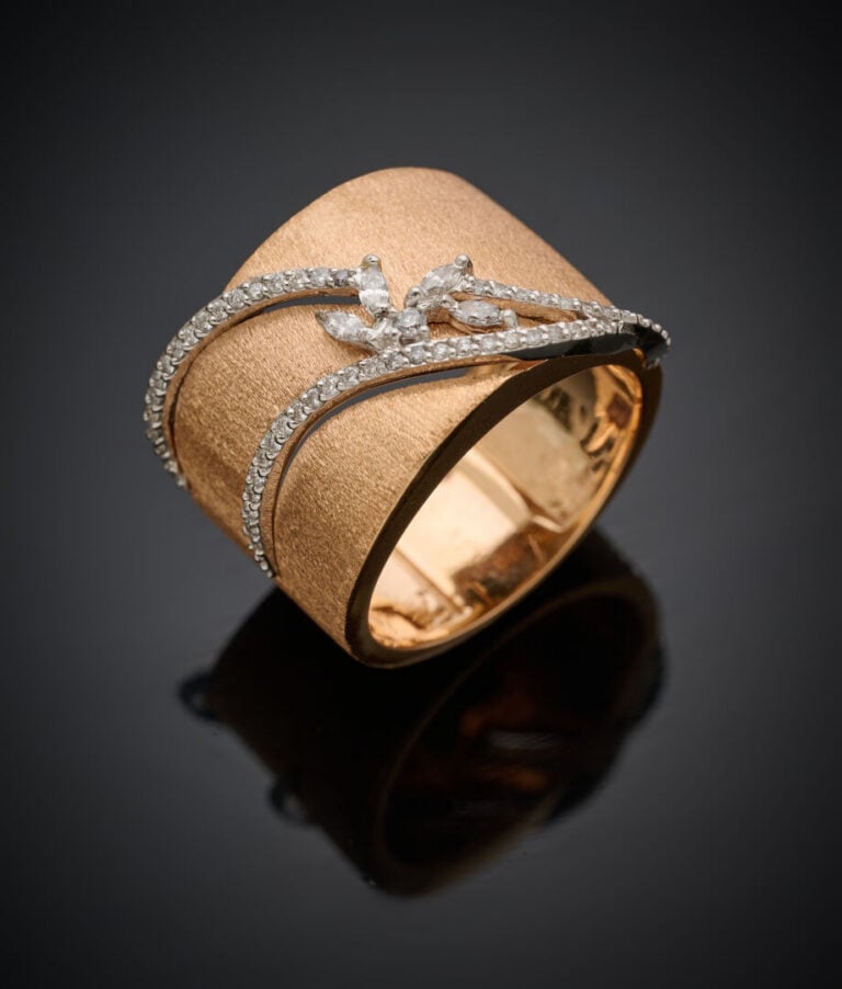 BAGUE en or jaune (750‰) ciselé, orné d'une intaille ovale sur cornaline figura…
