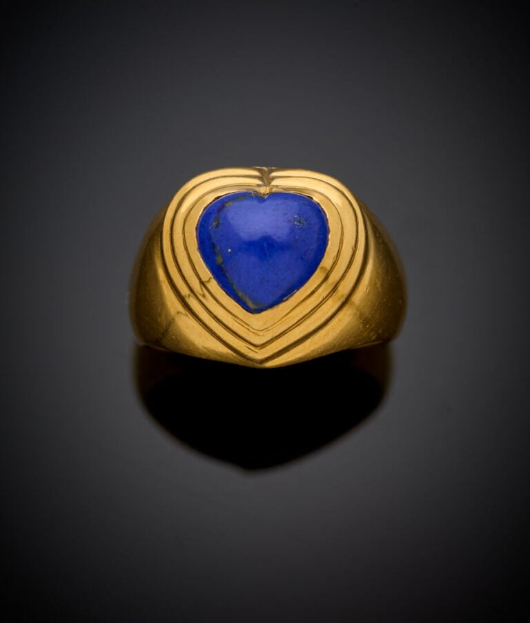 BAGUE en or jaune (750‰) partiellement godronné, serti d'un lapis lazuli caboch…