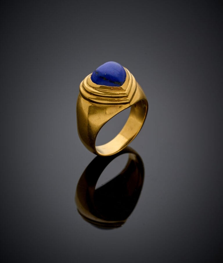 BAGUE en or jaune (750‰) partiellement godronné, serti d'un lapis lazuli caboch…