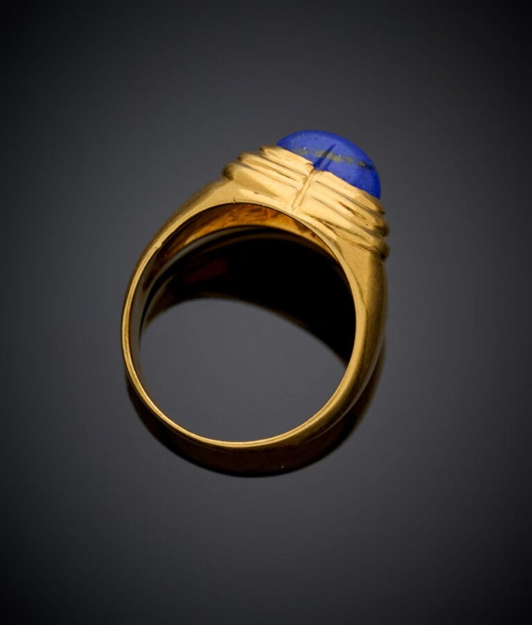 BAGUE en or jaune (750‰) partiellement godronné, serti d'un lapis lazuli caboch…