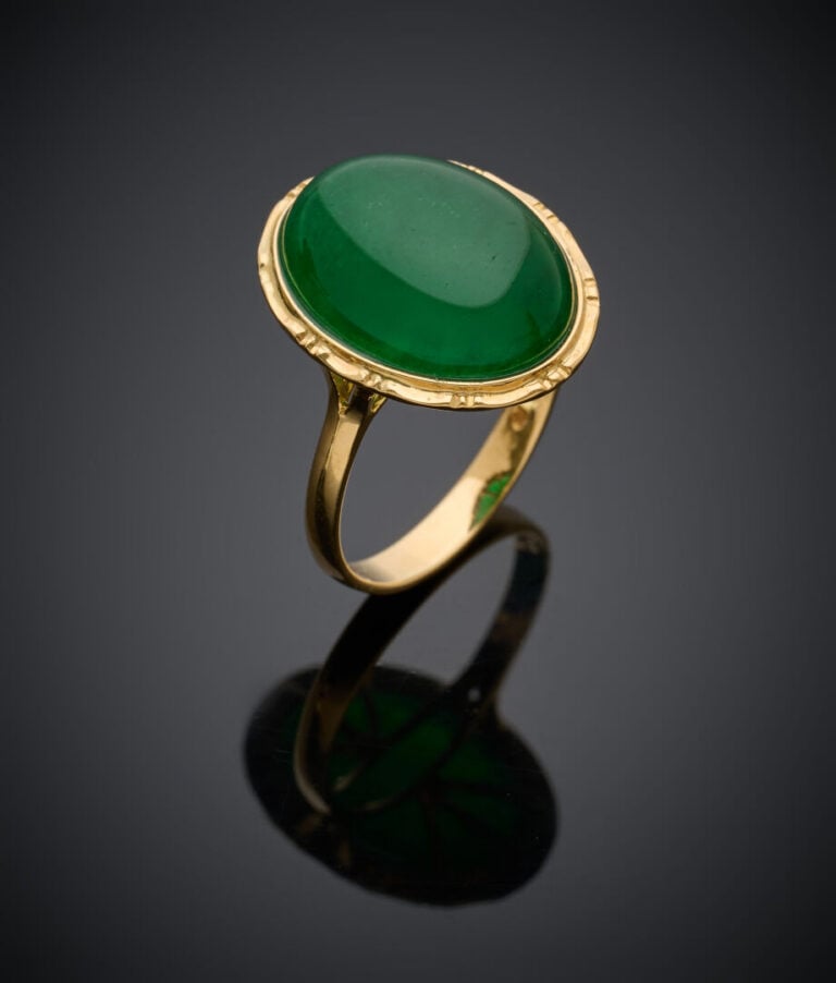 BAGUE en or jaune (750‰) serti d'un jade traité cabochon de forme ovale en sert…