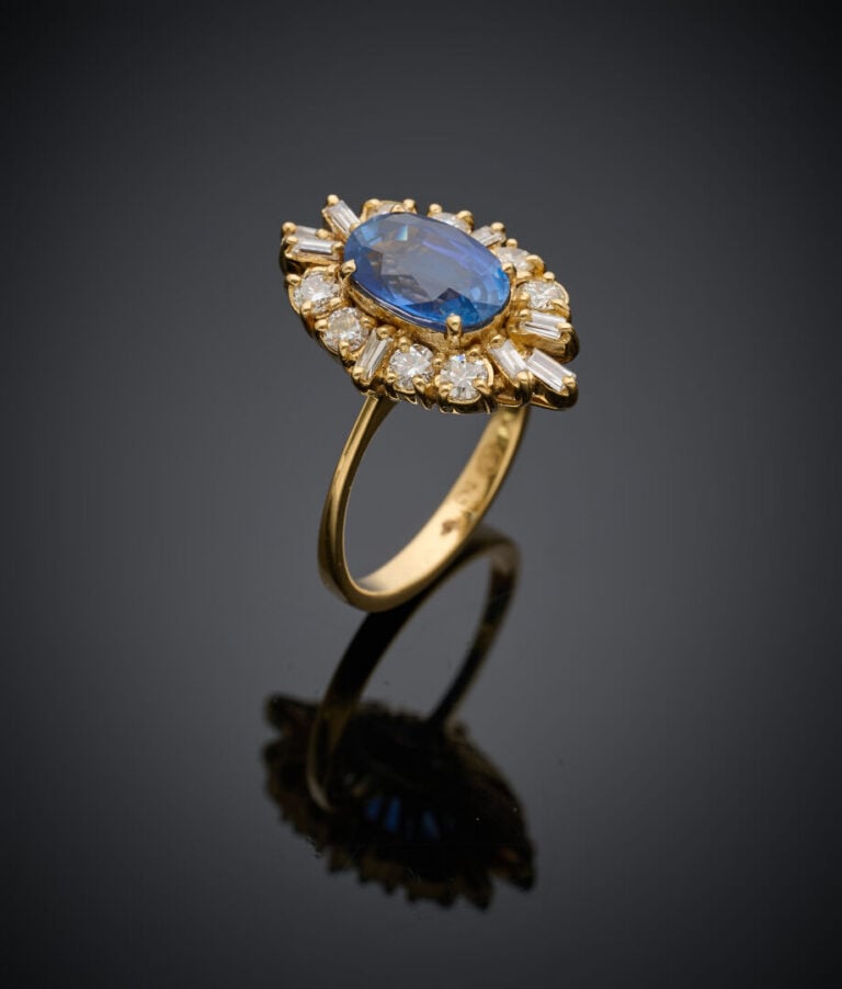 BAGUE en or jaune (750‰) serti d'un saphir ovale, entouré de diamants taille ba…
