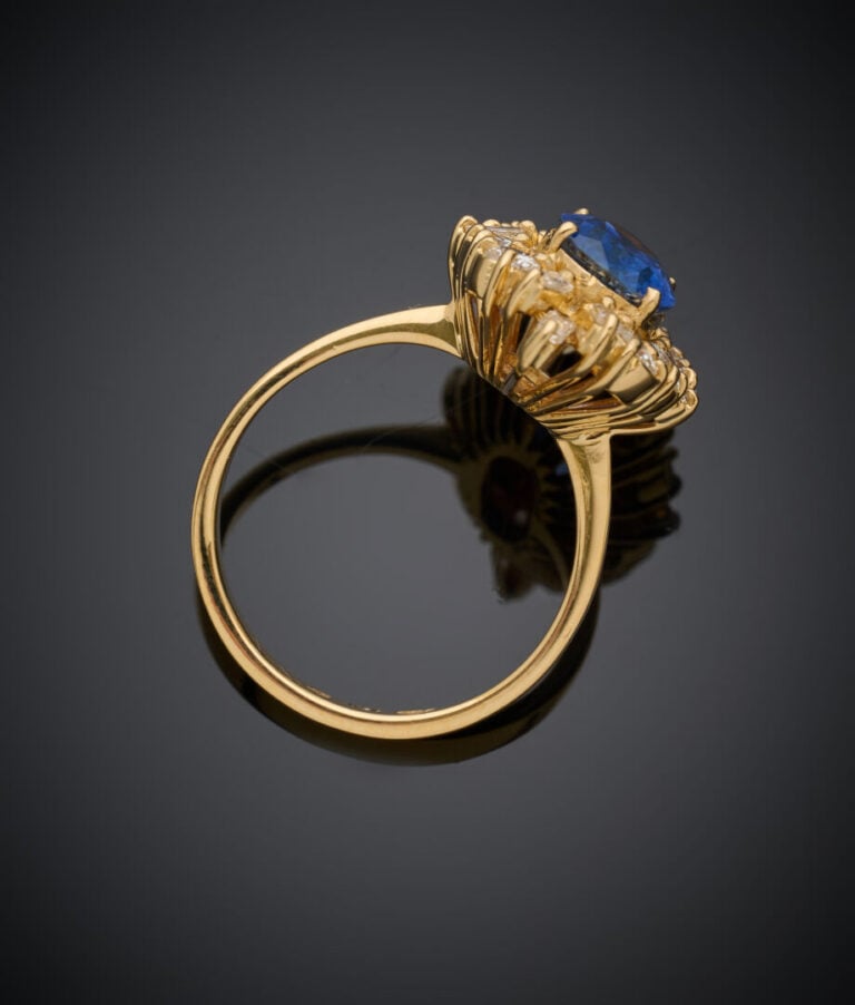 BAGUE en or jaune (750‰) serti d'un saphir ovale, entouré de diamants taille ba…
