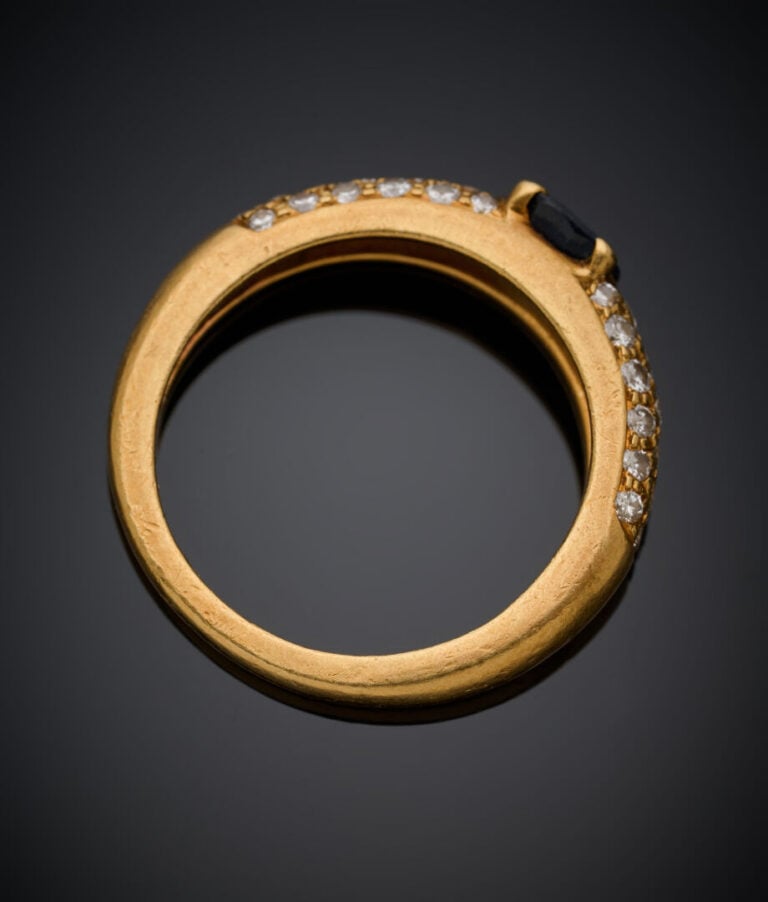 BAGUE en or jaune (750‰) serti d'un saphir ovale, épaulé de diamants taille bri…