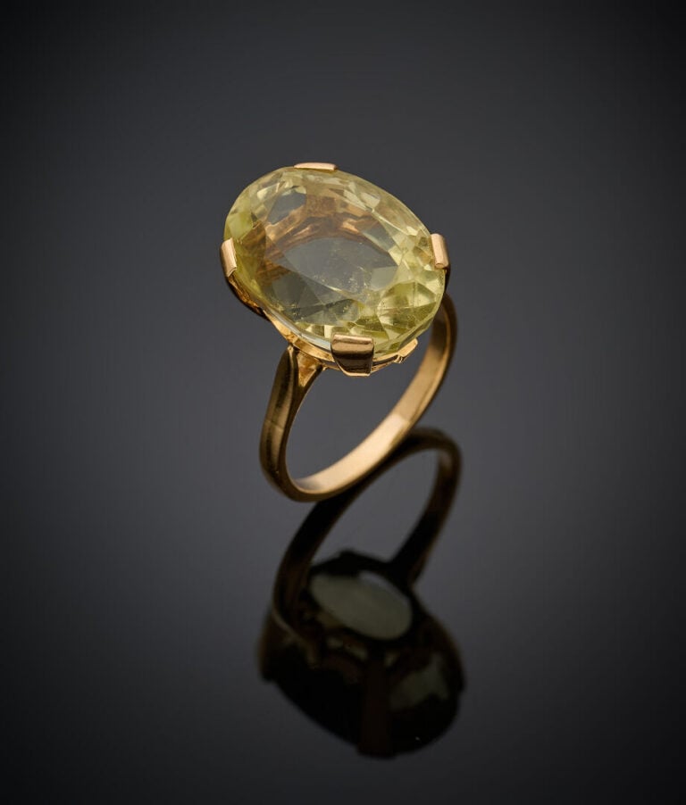 BAGUE en or jaune (750‰) serti d'une citrine de forme ovale. - Doigt : 50. Poid…