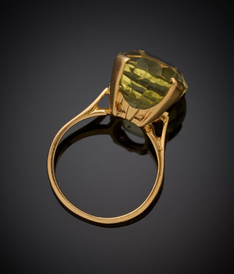 BAGUE en or jaune (750‰) serti d'une citrine de forme ovale. - Doigt : 50. Poid…
