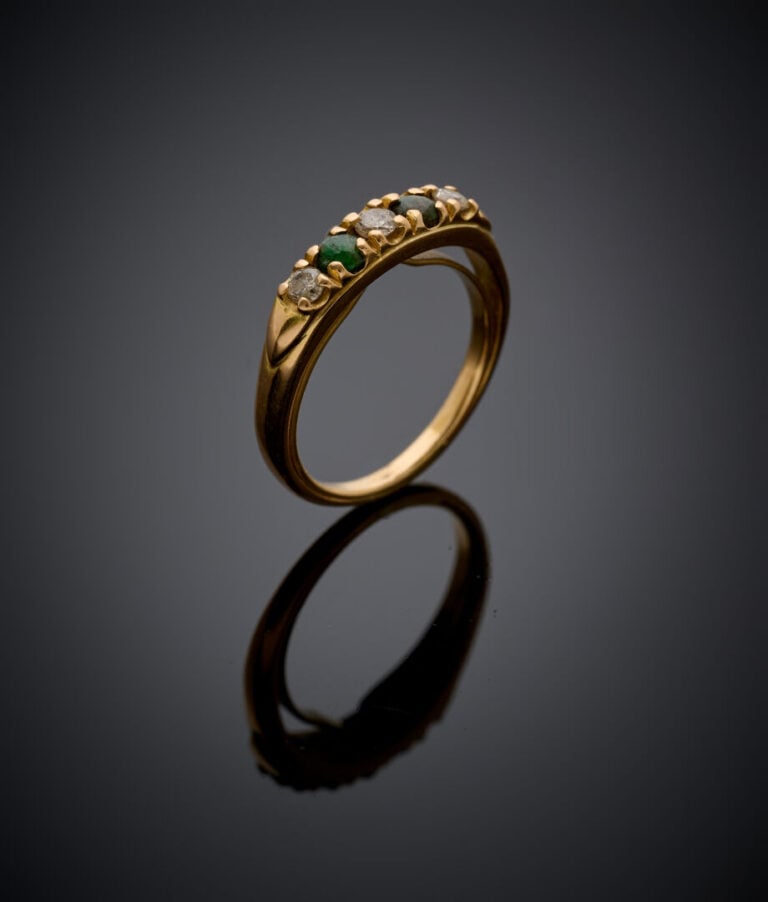BAGUE en or jaune (750‰) serti de diamants taille brillant et émeraudes cabocho…