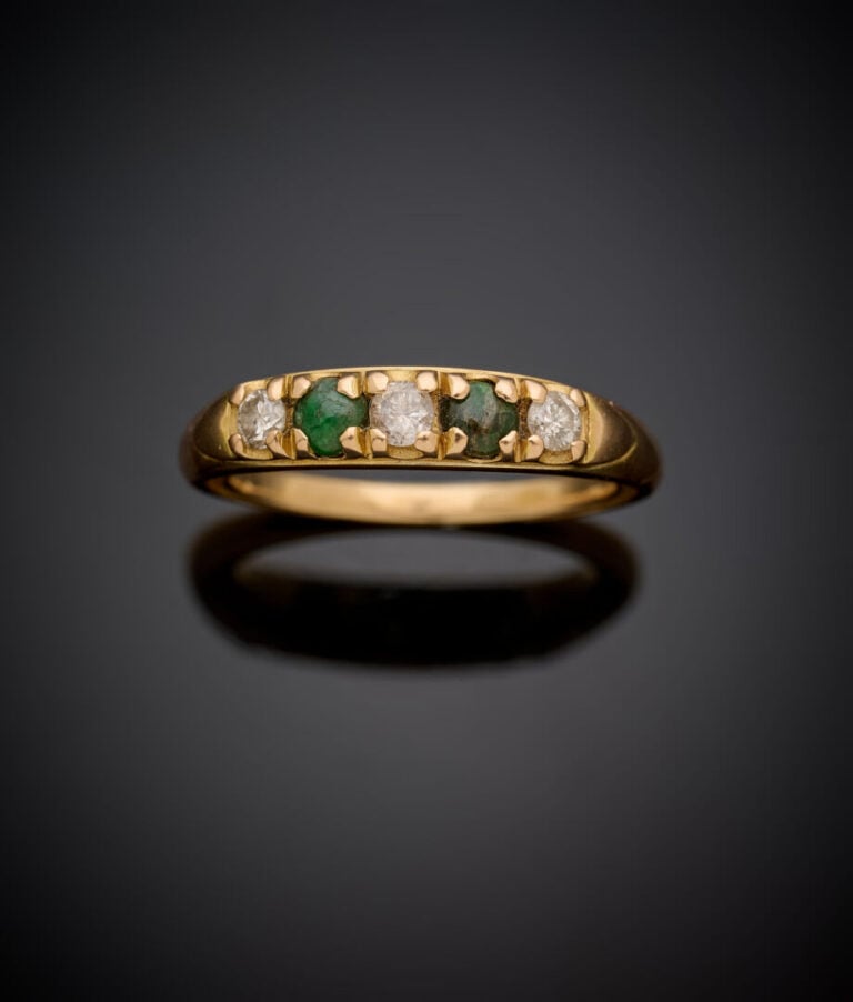 BAGUE en or jaune (750‰) serti de diamants taille brillant et émeraudes cabocho…