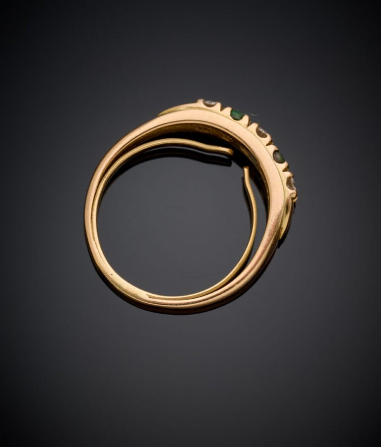 BAGUE en or jaune (750‰) serti de diamants taille brillant et émeraudes cabocho…