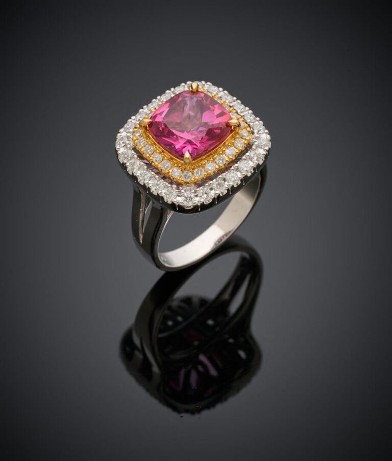 BAGUE en or jaune et or gris (750‰) serti d'une rubellite (tourmaline rose) tai…