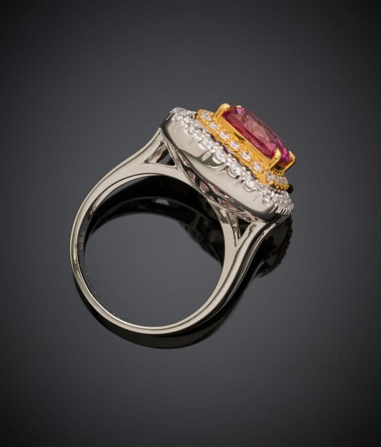 BAGUE en or jaune et or gris (750‰) serti d'une rubellite (tourmaline rose) tai…