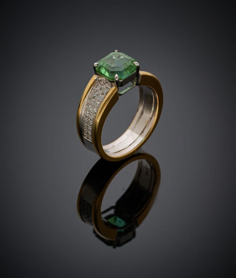 BAGUE en or jaune et or gris (750‰) serti d'une tourmaline verte octogonale tai…