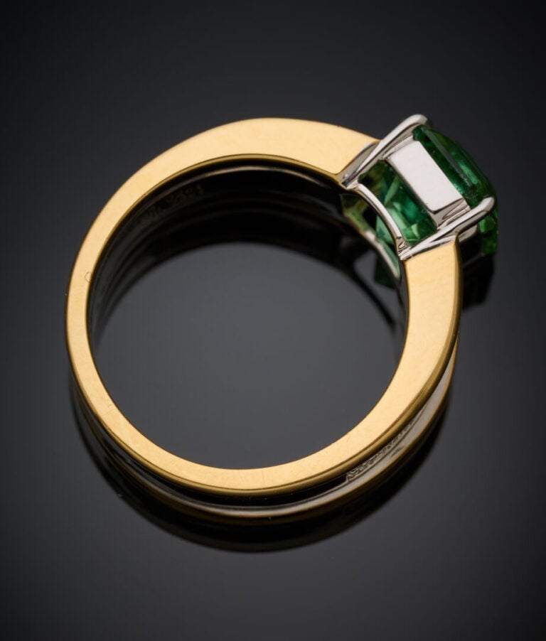 BAGUE en or jaune et or gris (750‰) serti d'une tourmaline verte octogonale tai…